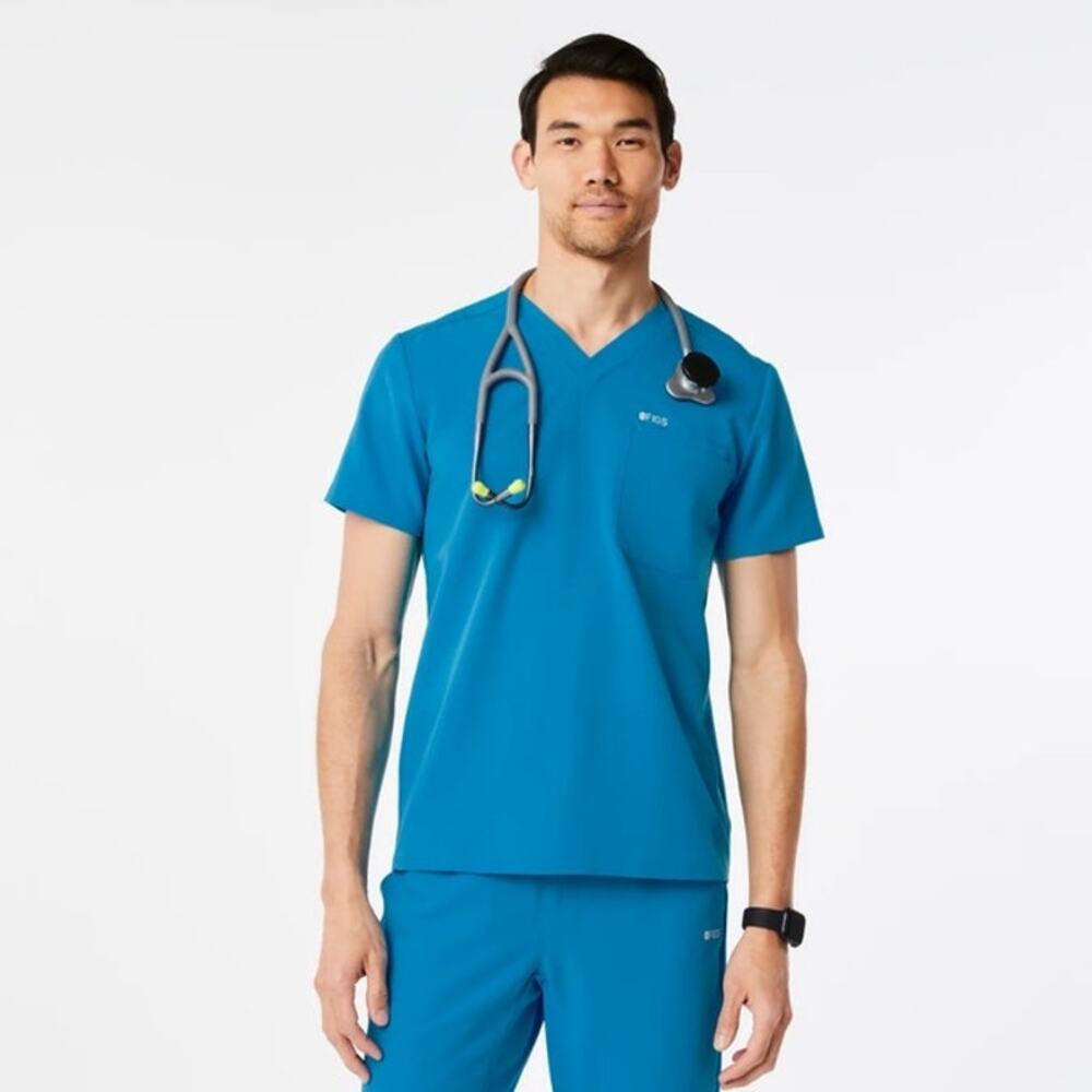 Figs Leon Three pocket scrub top